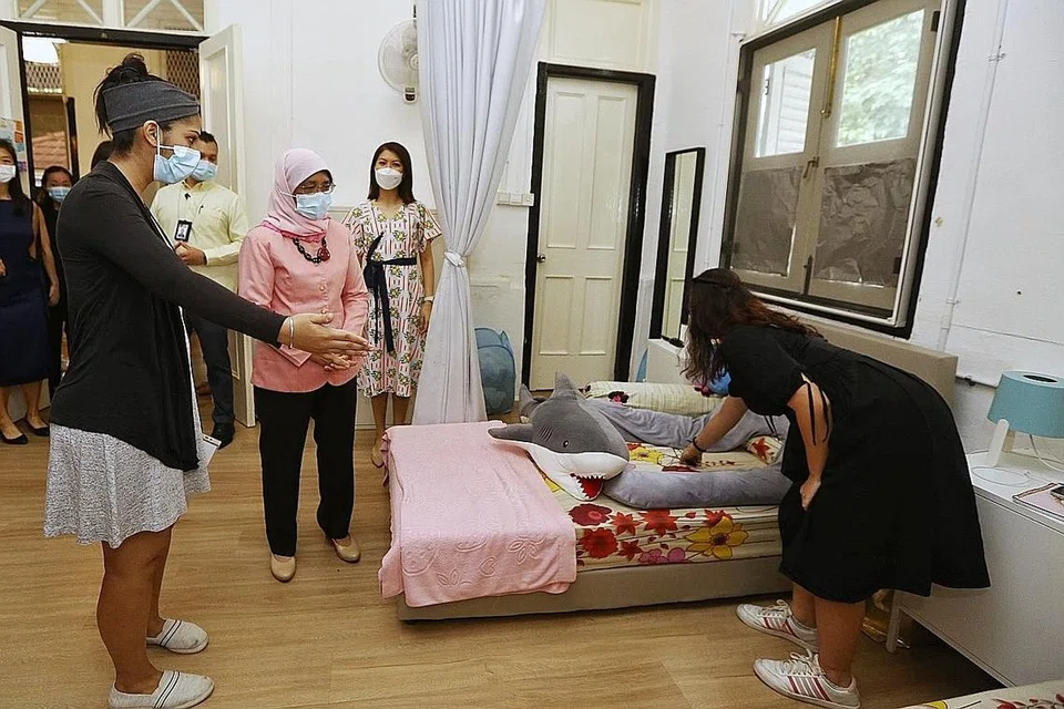 PERJALANAN SEORANG IBU: Puan Halimah (dua dari kiri) mengunjungi Safe Place oleh Perkhidmatan Keluarga Lakeside semalam untuk mendekati benefisiari di bawah inisiatif itu. - Foto ZAOBAO