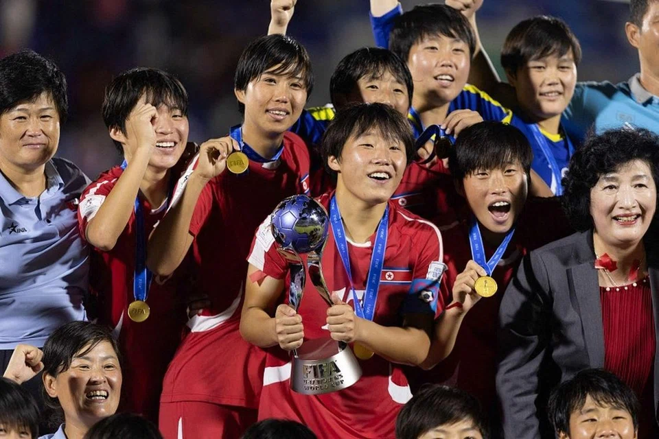 Pemain Korea Utara mengangkat trofi selepas memenangi perlawanan akhir Piala Dunia bola sepak wanita bawah 17 tahun menerusi penentuan sepakan penalti menentang Sepanyol di Republik Dominican pada 3 November.  