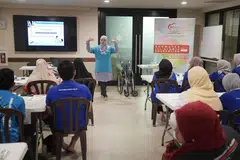 DEKATI WARGA EMAS: Sukarelawan belia daripada RLAF dan Masjid Yusof Ishak menghadiri sesi latihan yang mengajar tentang pendekatan dan penjagaan warga emas di Dewan Serbaguna Masjid Yusof Ishak pada 4 Mei 2019. 