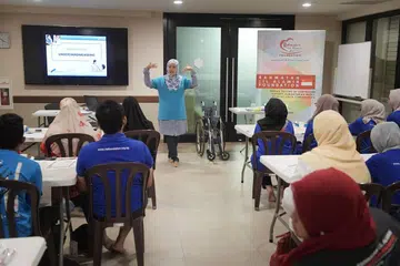 DEKATI WARGA EMAS: Sukarelawan belia daripada RLAF dan Masjid Yusof Ishak menghadiri sesi latihan yang mengajar tentang pendekatan dan penjagaan warga emas di Dewan Serbaguna Masjid Yusof Ishak pada 4 Mei 2019. 