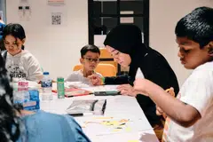 Cik Amirah Razali sedang melakukan aktiviti bersama anaknya pada acara Families Connect yang dianjurkan SAMH pada 15 November di SAMH Space2Connect.  