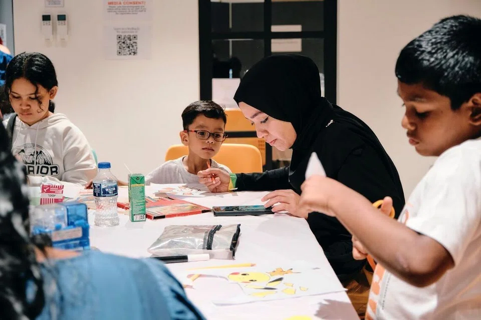 Cik Amirah Razali sedang melakukan aktiviti bersama anaknya pada acara Families Connect yang dianjurkan SAMH pada 15 November di SAMH Space2Connect.  