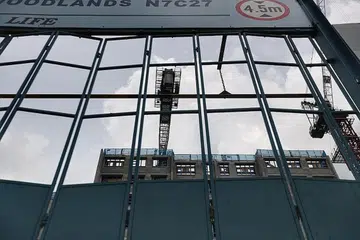 PASARAN PERUMAHAN: Pembeli dikatakan lebih berkuasa dalam suasana ekonomi yang suram, kata pakar, dan pemaju dan kontraktor dijangka mempertimbangkan hal ini. Walaupun kontraktor secara prinsipnya perlu menanggung kos tambahan ke atas langkah-langkah jarak selamat yang dilaksanakan, pihak berkuasa sedang melakar tentang bagaimana kos ini dapat ditampung pelbagai pihak yang terlibat. 