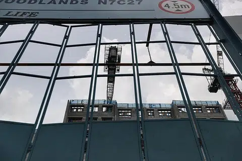 PASARAN PERUMAHAN: Pembeli dikatakan lebih berkuasa dalam suasana ekonomi yang suram, kata pakar, dan pemaju dan kontraktor dijangka mempertimbangkan hal ini. Walaupun kontraktor secara prinsipnya perlu menanggung kos tambahan ke atas langkah-langkah jarak selamat yang dilaksanakan, pihak berkuasa sedang melakar tentang bagaimana kos ini dapat ditampung pelbagai pihak yang terlibat. 