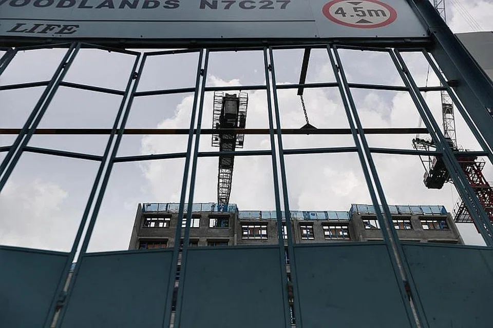 PASARAN PERUMAHAN: Pembeli dikatakan lebih berkuasa dalam suasana ekonomi yang suram, kata pakar, dan pemaju dan kontraktor dijangka mempertimbangkan hal ini. Walaupun kontraktor secara prinsipnya perlu menanggung kos tambahan ke atas langkah-langkah jarak selamat yang dilaksanakan, pihak berkuasa sedang melakar tentang bagaimana kos ini dapat ditampung pelbagai pihak yang terlibat. 