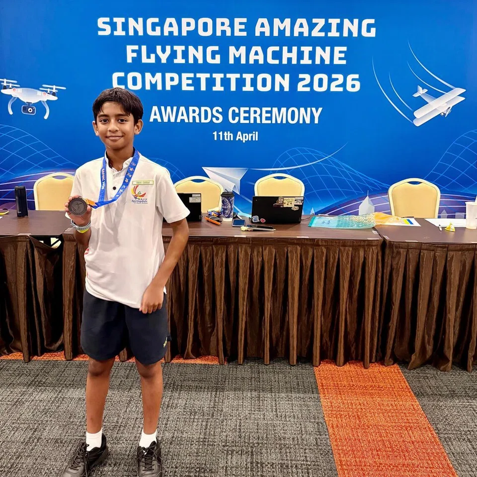 Omar Zarrar merupakan naib johan bagi Anugerah Persembahan Kapal Terbang Kertas.