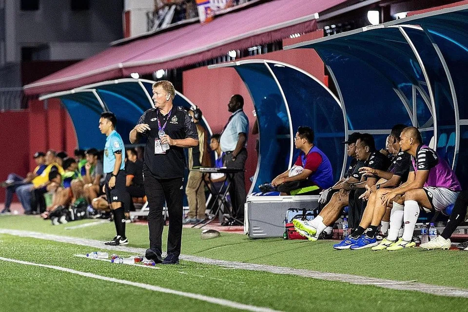 SANDARKAN HARAPAN: Noor Ali kekal positif Geylang dapat melangkah ke separuh akhir meskipun dalam kumpulan sukar. Sementara itu Pennock (atas) ingin mengutip kejuaraan kedua Brunei DPMM selepas digelar juara Liga Perdana Singapura musim ini. - Foto SINGAPORE PREMIER LEAGUE