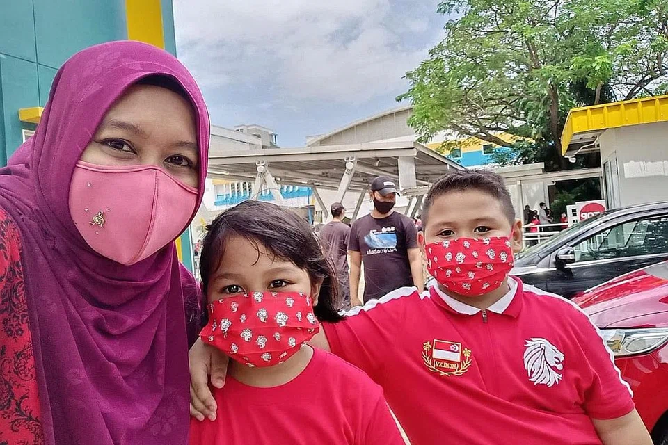 BERUSAHA PERBAIKI KEADAAN: Cik Nur Shuhada Abdul Rahman memulakan perniagaan kuihnya sekitar setahun lalu bagi menambah pendapatan keluarga yang terjejas akibat Covid-19. Bersamanya ialah anak sulung dan anak keduanya, Aulia Izzatunnisa dan Adwa Izzuddin. - Foto ihsan NUR SHUHADA ABDUL RAHMAN