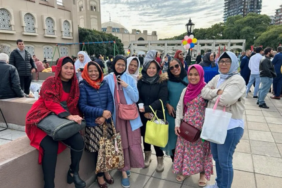 TEMUI KAWAN BARU: Cik Siti Aminah Sahari (tiga dari kiri) bersama beberapa warga Muslim asal Indonesia yang sudah bermastautin di Argentina kerana tugas atau tuntutan rumah tangga.