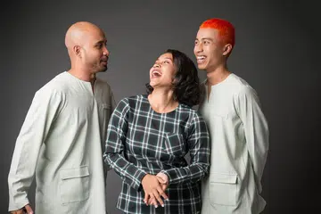 ADIK-BERADIK BERJIWA SENI: Hubungan tiga beradik ini - (dari kiri) Fakah Fuzz, Farah dan Fariz Jabba - akrab dan mereka sering meluangkan masa bersama. - Foto ihsan NUR FARAH KHAIZURAN ABDUL RASHID