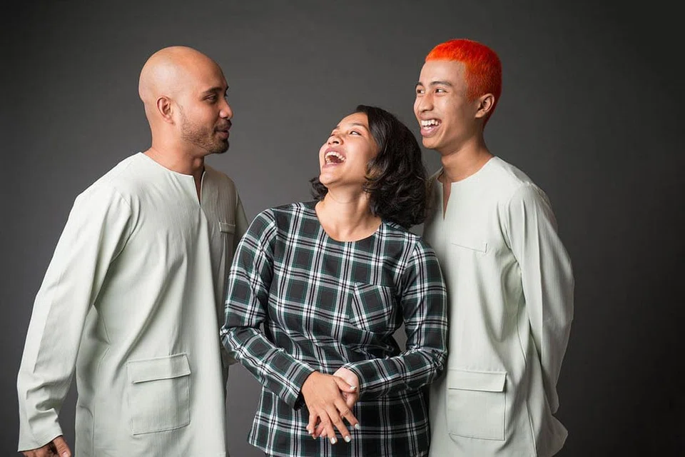 ADIK-BERADIK BERJIWA SENI: Hubungan tiga beradik ini - (dari kiri) Fakah Fuzz, Farah dan Fariz Jabba - akrab dan mereka sering meluangkan masa bersama. - Foto ihsan NUR FARAH KHAIZURAN ABDUL RASHID