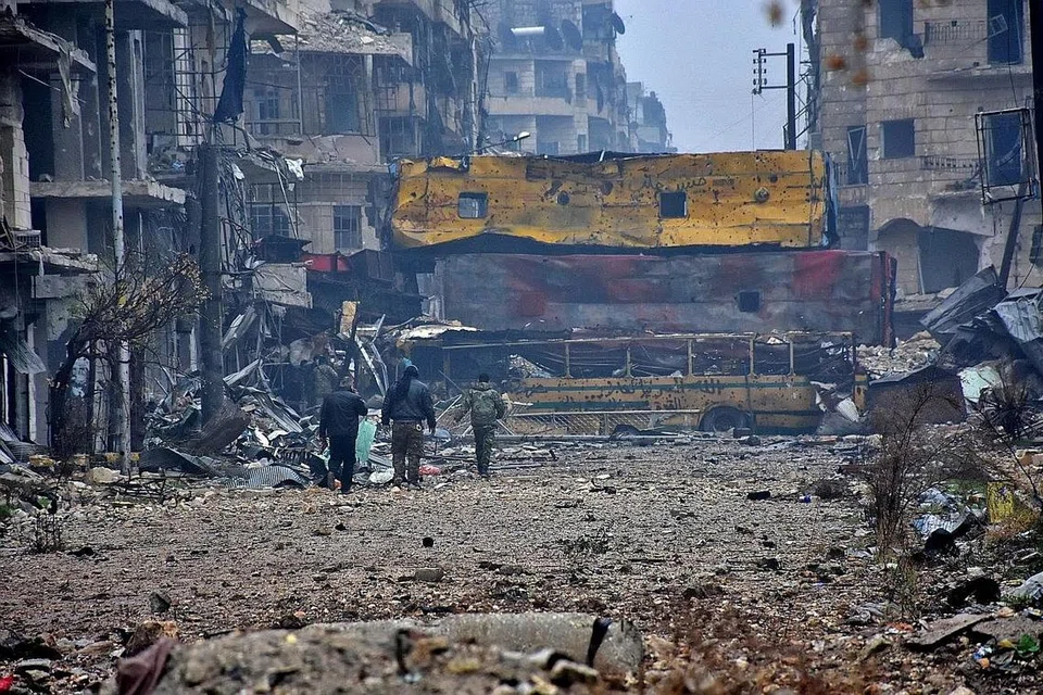 MELARIKAN DIRI: Askar Syria menawan semula Bustan al-Qasr di bahagian timur Aleppo yang sebelum ini dikuasai pemberontak. - Foto-foto AFP