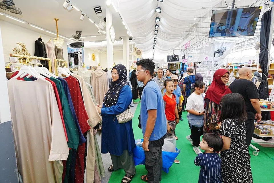 BELI-BELAH DI BAZAR: Pengunjung di Bazar Geylang Serai 2025 membeli-belah di reruai yang terdapat di sana.