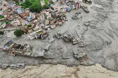 Pasukan penyelamat bergegas pada 27 Ogos untuk mencari ratusan orang yang hilang di sempadan Nepal-Tibet.