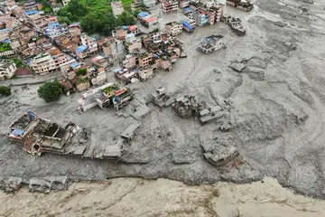 Pasukan penyelamat bergegas pada 27 Ogos untuk mencari ratusan orang yang hilang di sempadan Nepal-Tibet.
