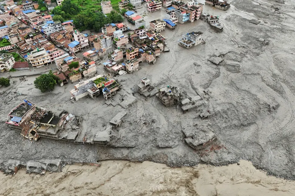 Pasukan penyelamat bergegas pada 27 Ogos untuk mencari ratusan orang yang hilang di sempadan Nepal-Tibet.