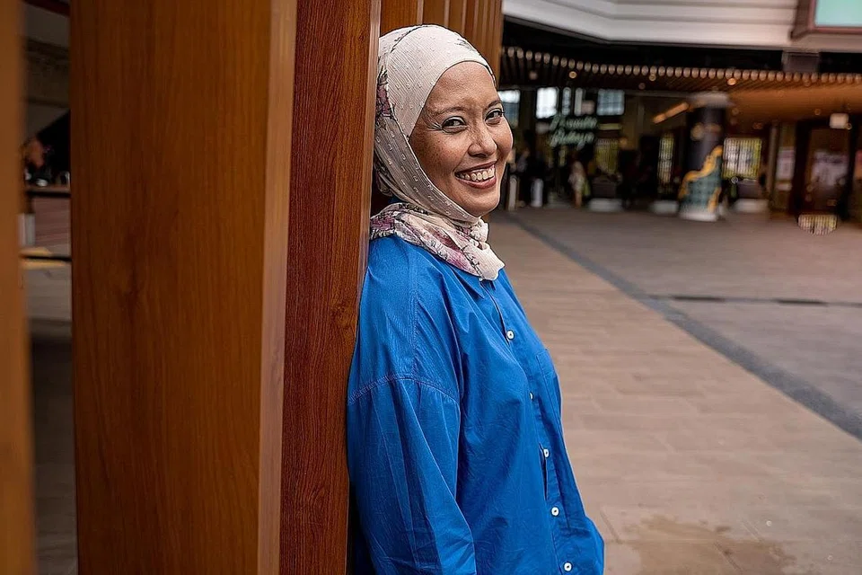 TIRU MACAM SAYA: Cik Syahrizan Mansor berkata beliau mula sedar yang beliau harus membuat perubahan pada rutinnya apabila mengalami beberapa masalah kesihatan apabila menghampiri usia pertengahan 40-an tahun. - Foto BH oleh NUR DIYANATAHA