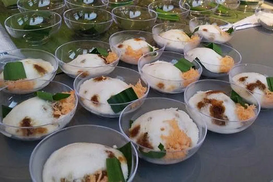 SAMBUTAN MENGGALAKKAN: Sambutan baik terhadap putu piringnya mendorong Gebu Putu Piring menyediakan khidmat hantar kuih itu ke rumah baru-baru ini.