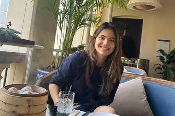 SIAP BERTANDING LAGI: Pemain tenis, Emma Raducanu berkata beliau mengisi masa lapang semasa cedera untuk bersama keluarganya. Gambar dipetik semasa beliau singgah di Hong Kong pada penghujung 2023. 