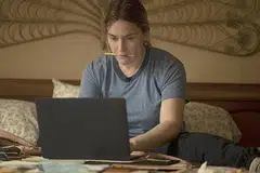 WATAK MENCABAR: Kate Winslet sekali lagi dicalonkan dan diramalkan memenangi Anugerah Pelakon Wanita Utama bagi siri terhad/antologi atau filem kerana peranannya sebagai pegawai penyiasat yang dirundung masalah peribadi dalam 'Mare of Easttown'. - Foto HBO
