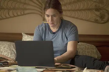 WATAK MENCABAR: Kate Winslet sekali lagi dicalonkan dan diramalkan memenangi Anugerah Pelakon Wanita Utama bagi siri terhad/antologi atau filem kerana peranannya sebagai pegawai penyiasat yang dirundung masalah peribadi dalam 'Mare of Easttown'. - Foto HBO