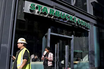 SYARIKAT BESAR PUN BOLEH SILAP: Penulis menyebut contoh Starbucks terpaksa menutup 61 cawangannya selepas membuka 90 lokasi di Australia kerana kopi sajiannya tidak memenuhi citarasa warga di negara itu selain harganya yang terlalu mahal. - Foto AFP