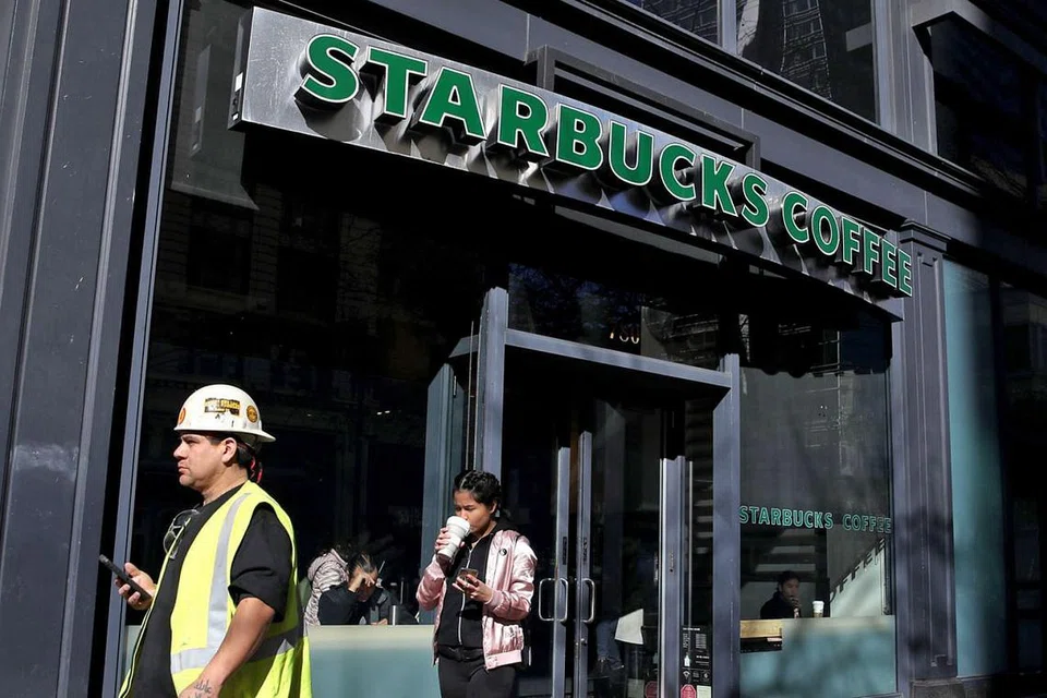 SYARIKAT BESAR PUN BOLEH SILAP: Penulis menyebut contoh Starbucks terpaksa menutup 61 cawangannya selepas membuka 90 lokasi di Australia kerana kopi sajiannya tidak memenuhi citarasa warga di negara itu selain harganya yang terlalu mahal. - Foto AFP