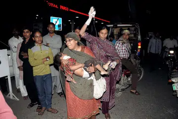 RAMAI CEDERA: Seorang kanak-kanak yang cedera dibawa ke sebuah hospital di Lahore. - Foto AFP