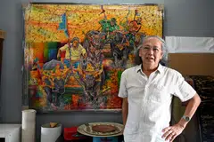 ‘RACE 2’: Sujak Rahman bergambar dengan lukisan batik bertajuk ‘Race 2’ sambil bercerita tentang pengalaman dan rancangan menghasilkan karya terbaru untuk pameran bersama M. Nasir dan S. Amin Shahab.