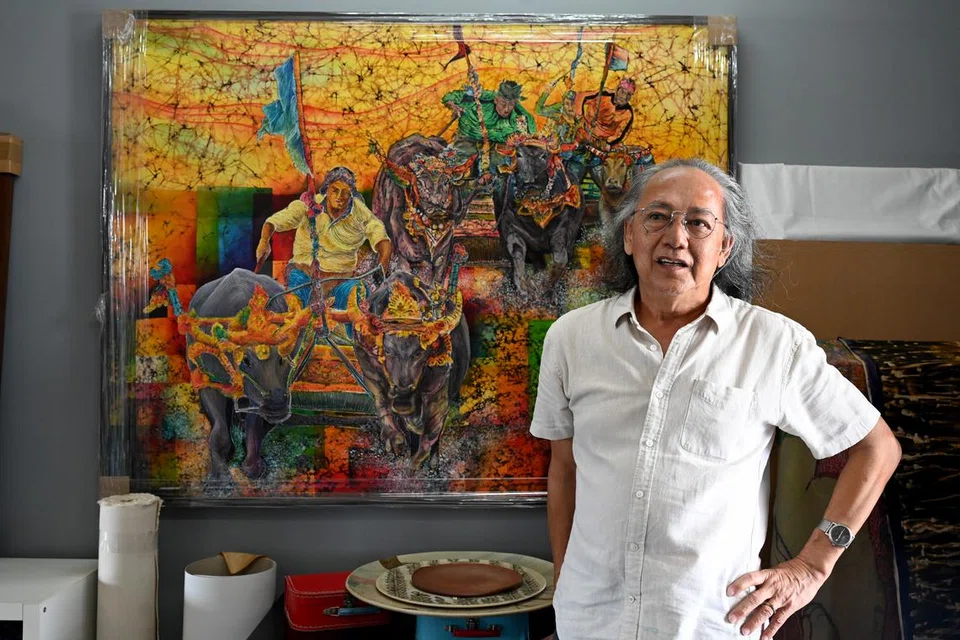 ‘RACE 2’: Sujak Rahman bergambar dengan lukisan batik bertajuk ‘Race 2’ sambil bercerita tentang pengalaman dan rancangan menghasilkan karya terbaru untuk pameran bersama M. Nasir dan S. Amin Shahab.