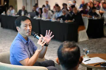 Menteri Kesihatan Encik Ong Ye Kung bercakap sewaktu dialog pada 18 Mei lalu. Beliau berkata pihaknya mahu bekerjasama lebih rapat lagi dengan masyarakat, termasuk melibatkan masjid dan M Kuasa Tiga (M³), dalam mendekati lebih ramai golongan Melayu/Islam terutama warga emas, bagi memastikan mereka turut serta dalam inisiatif dan program kesihatan.