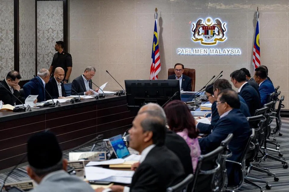 Perdana Menteri Malaysia, Datuk Seri Anwar Ibrahim, mempengerusikan Mesyuarat Majlis Tindakan Sara Hidup Negara dan mengumumkan penurunan harga beras putih import (BPI).