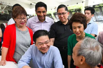 Perdana Menteri, Encik Lawrence Wong, (duduk, kiri) semasa pelancaran inisiatif Jobs Nearby@CDC di Kelab Masyarakat Taman Jurong pada 23 Oktober 2025. Bersama beliau ialah (berdiri, dari kiri) Mayor CDC Central, Cik Denise Phua; Mayor CDC South East, Encik Dinesh Vasu Dash; Mayor CDC North West, Encik Alex Yam; dan Mayor CDC South West, Cik Low Yen Ling. Mayor CDC North East, Encik Baey Yam Keng tiada dalam gambar.