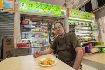 PISANG GORENG KEPOK: Encik Abdul Mutalif Abu Bakar Sidik menyiapkan bahan-bahan pisang goreng seawal 8 pagi. 