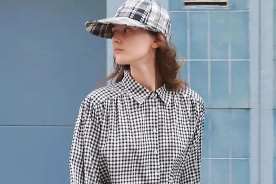 (Foto atas) Koleksi ‘Uniqlo: C Spring/Summer 2024 by Clare Waight Keller’ menampilkan blaus berlengan panjang ($39.90); topi bertepi lebar dengan perlindungan UV ($39.90); dan jean potongan rata ($59.90).