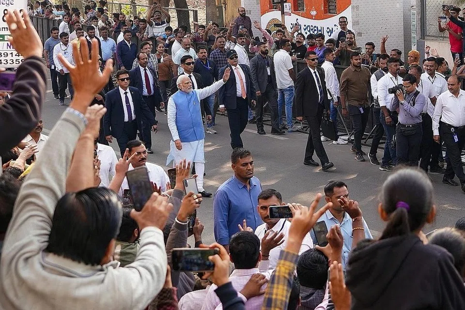 SOKONGAN KUAT: Encik Modi (melambai, di tengah) ligat berkempen di Gujarat, di mana beliau menjadi ketua menteri selama 12 tahun sebelum menyandang jawatan utama peringkat nasional. - Foto EPA-EFE