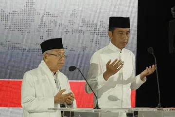 PERDEBATAN PRESIDEN: Gambar yang diambil Sabtu lalu ini menunjukkan Presiden Joko Widodo (kanan) bersama gandingannya, Encik Ma'ruf Amin, berdoa sebelum perdebatan presiden terakhir bermula. - Foto AFP 