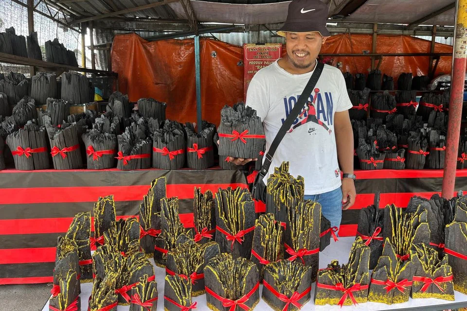 pembuatan arang kayu bakau, Kuala Sepetang, Perak 
