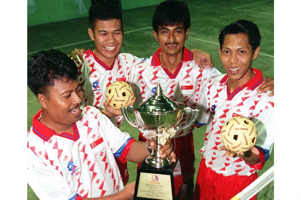 KEBANGGAAN NEGARA: Nur Hisham (dua dari kiri) bersama rakan-rakannya lain, Shamon Sabtu dan Eddie Abdul Kadir (kanan) meraikan kejayaan di Piala Raja-Raja Thai. Bersama dalam gambar ialah penolong jurulatih, Ramli Hamid (kiri). - Foto fail