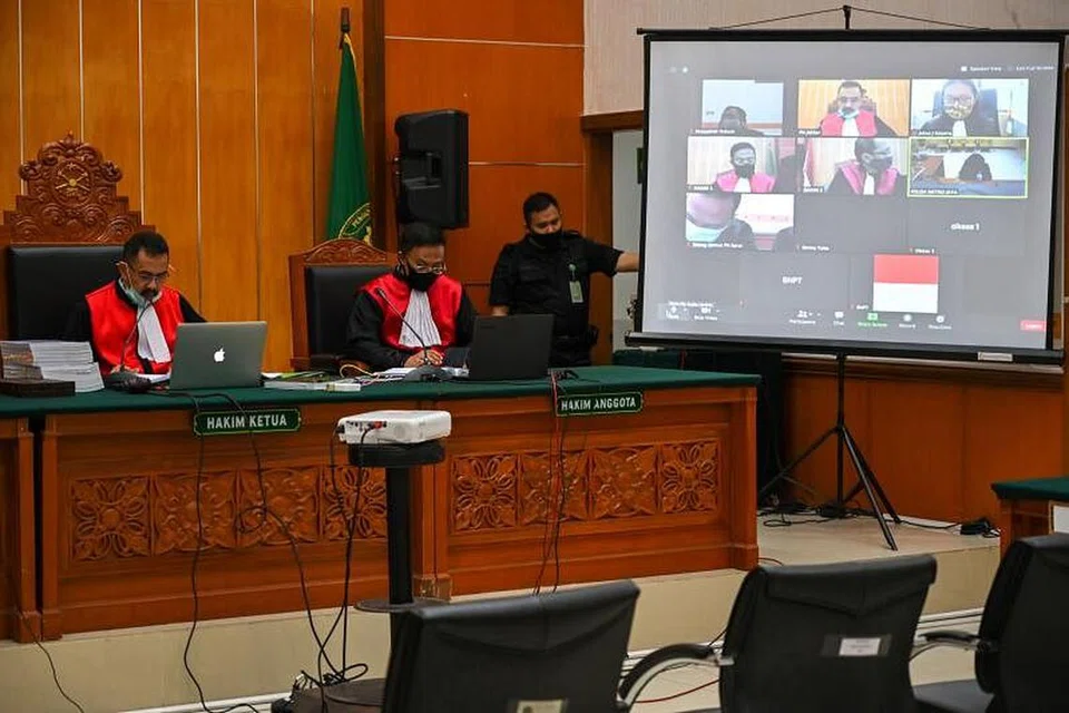 Perbicaraan pasangan Indonesia yang mempunyai hubungan dengan kumpulan pengganasa ISIS dan cuba membunuh seorang menteri keselamatan negara diadakan secara dalam talian pada Khamis (25 Jun). - Foto AFP