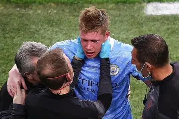 BERSAING DENGAN MASA: De Bruyne dikeluarkan setelah bertembung dengan Antonio Rudiger dalam final Liga Juara-Juara kelmarin. Beliau kini bersaing dengan masa untuk sembuh dan mewakili Belgium dalam Euro 2020 bulan ini. - Foto AFP