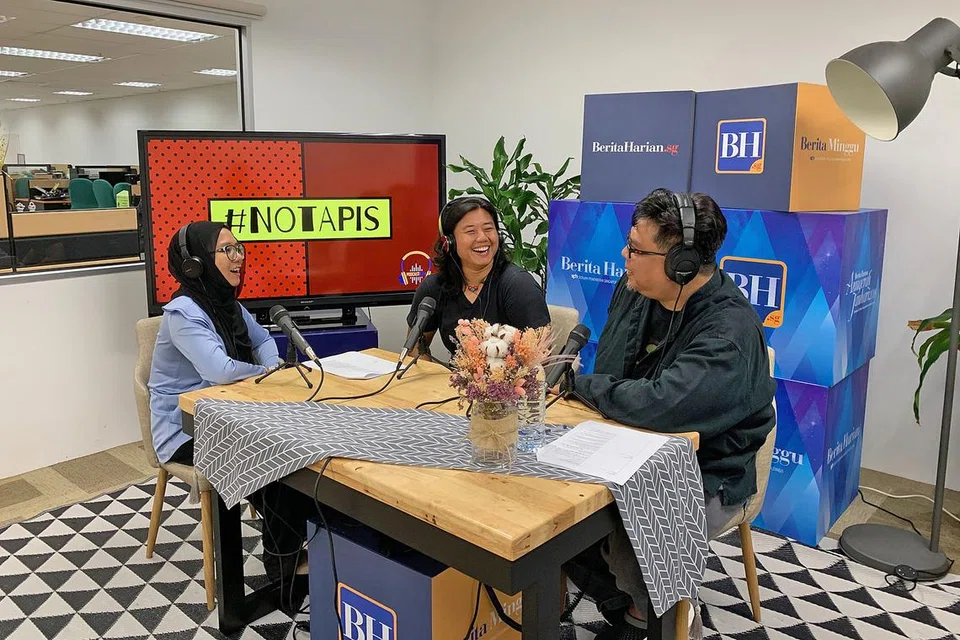 WANITA SERBA LASAK, SERBA BOLEH: Ikuti sembang podcast Suhaimi (kanan) dan Shahida (kiri) bersama tetamu #NoTapis Cik Azurah di Spotify dan laman BeritaHarian.sg. - Foto BH oleh FAKHRURADZI ISMAIL