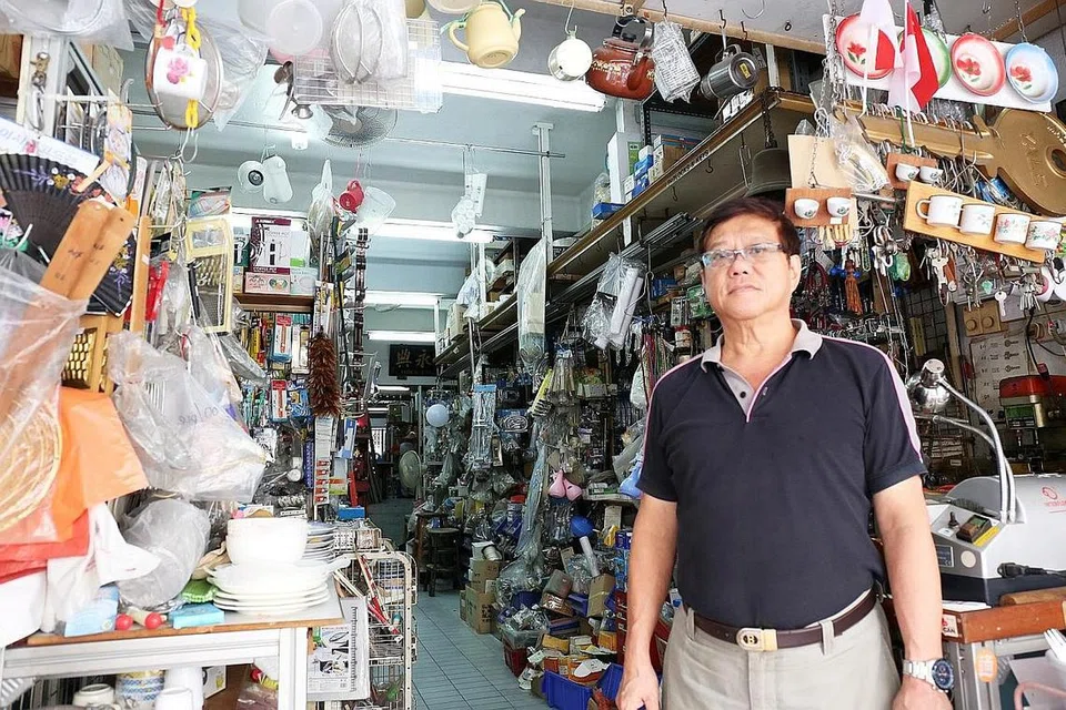 ENCIK DESMOND CHEN: Berhasrat membuka kedai lebih kecil di Pasar Tiong Bahru bagi memenuhi terus keperluan pelanggannya. - Foto FAKHRURADZI ISMAIL