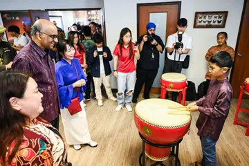 Presiden Tharman Shanmugaratnam (dua dari kiri), serta isteri, Puan Jane Ittogi (berbaju biru),  menyaksikan persembahan Muhammad Danzril Mohammad Noh, 10 tahun, semasa acara pelancaran Cabaran Presiden 2025 di di Pusat Bola Jaring Kallang ActiveSG pada 28 Mei. 