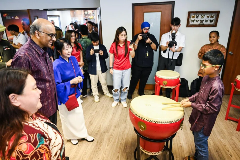 Presiden Tharman Shanmugaratnam (dua dari kiri), serta isteri, Puan Jane Ittogi (berbaju biru),  menyaksikan persembahan Muhammad Danzril Mohammad Noh, 10 tahun, semasa acara pelancaran Cabaran Presiden 2025 di di Pusat Bola Jaring Kallang ActiveSG pada 28 Mei. 