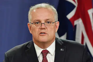 DIGEMARI RAKYAT: Peningkatan populariti Encik Scott Morrison antara lain selepas pemerintahnya memutuskan meningkatkan jumlah warga yang dibenarkan pulang ke Australia setiap minggu selepas gelombang kedua jangkitan Covid-19 di negeri Victoria mula menurun. - Foto EPA-EFE