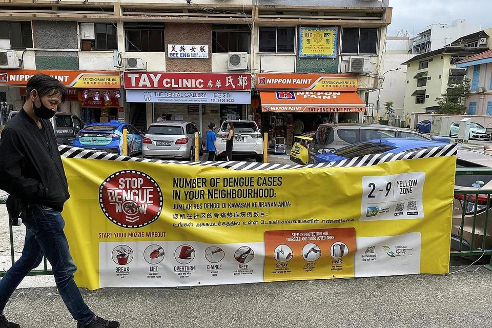 PERLU KERJASAMA MASYARAKAT: Masyarakat digesa bekerjasama untuk mencegah kemunculan semula jumlah nyamuk yang banyak dengan menghapuskan tempat pembiakan nyamuk. - Foto BH oleh DESMOND WEE