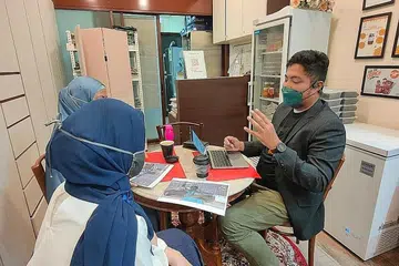 BUAT PERTIMBANGAN: Menurut pengasas syarikat kereta Gynacarlogist, Encik Farehan Hussein, beliau berusaha memahami keperluan bakal pembeli sebelum menjual kereta kepada mereka supaya ia sesuai dengan bajet serta penggunaan mereka. - Foto ihsan FAREHAN HUSSEIN