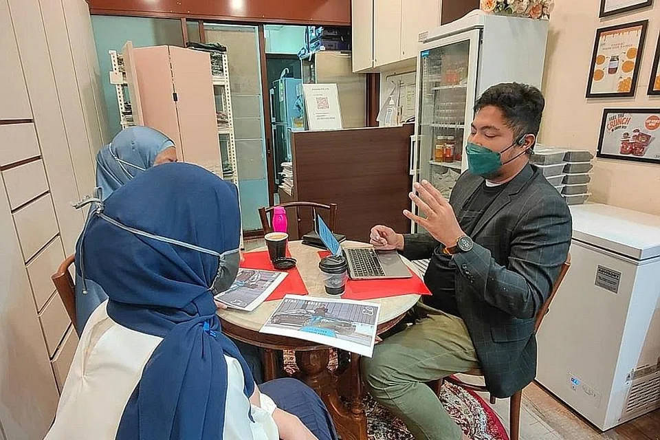 BUAT PERTIMBANGAN: Menurut pengasas syarikat kereta Gynacarlogist, Encik Farehan Hussein, beliau berusaha memahami keperluan bakal pembeli sebelum menjual kereta kepada mereka supaya ia sesuai dengan bajet serta penggunaan mereka. - Foto ihsan FAREHAN HUSSEIN