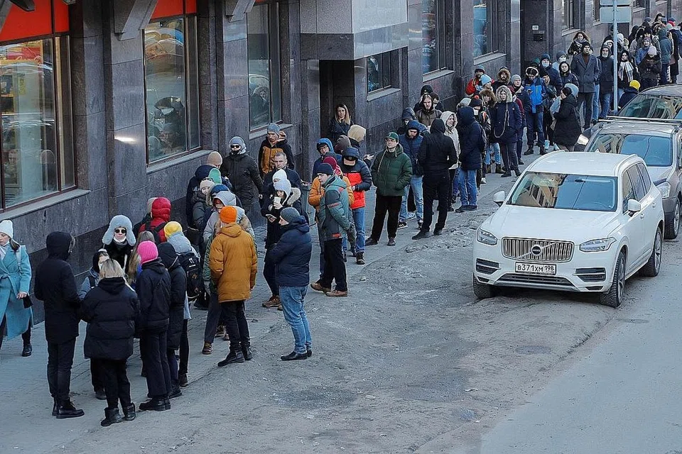 KESAN SEKATAN TERHADAP RUSSIA: Rakyat Russia beratur panjang menunggu giliran untuk mengeluarkan wang tunai dari ATM di Saint Petersburg Ahad lalu. Selepas menunggu berjam-jam, ada mendapati ATM ketiadaan wang. - Foto REUTERS
